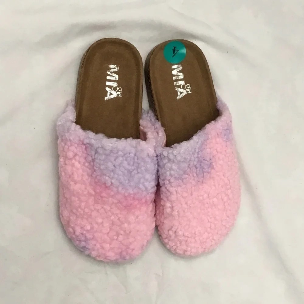 Mia Girl fuzzy slippers size 4
